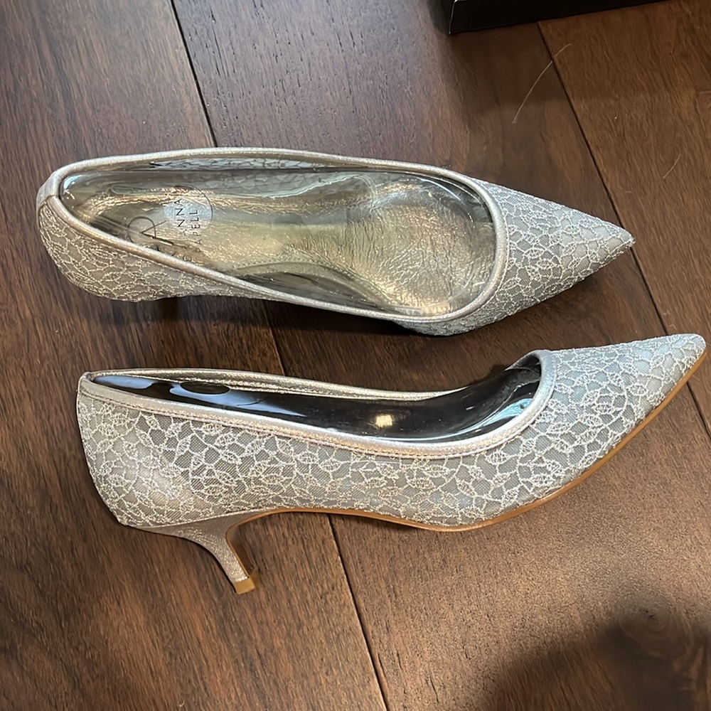 Adrianna Papell Lois dress pump! Only worn once :) size 9!